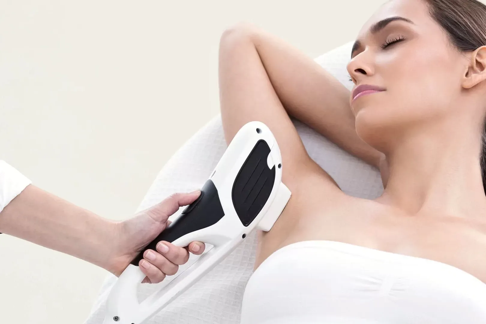Épilation définitive à la lumière pulsée IPL sur les aisselles