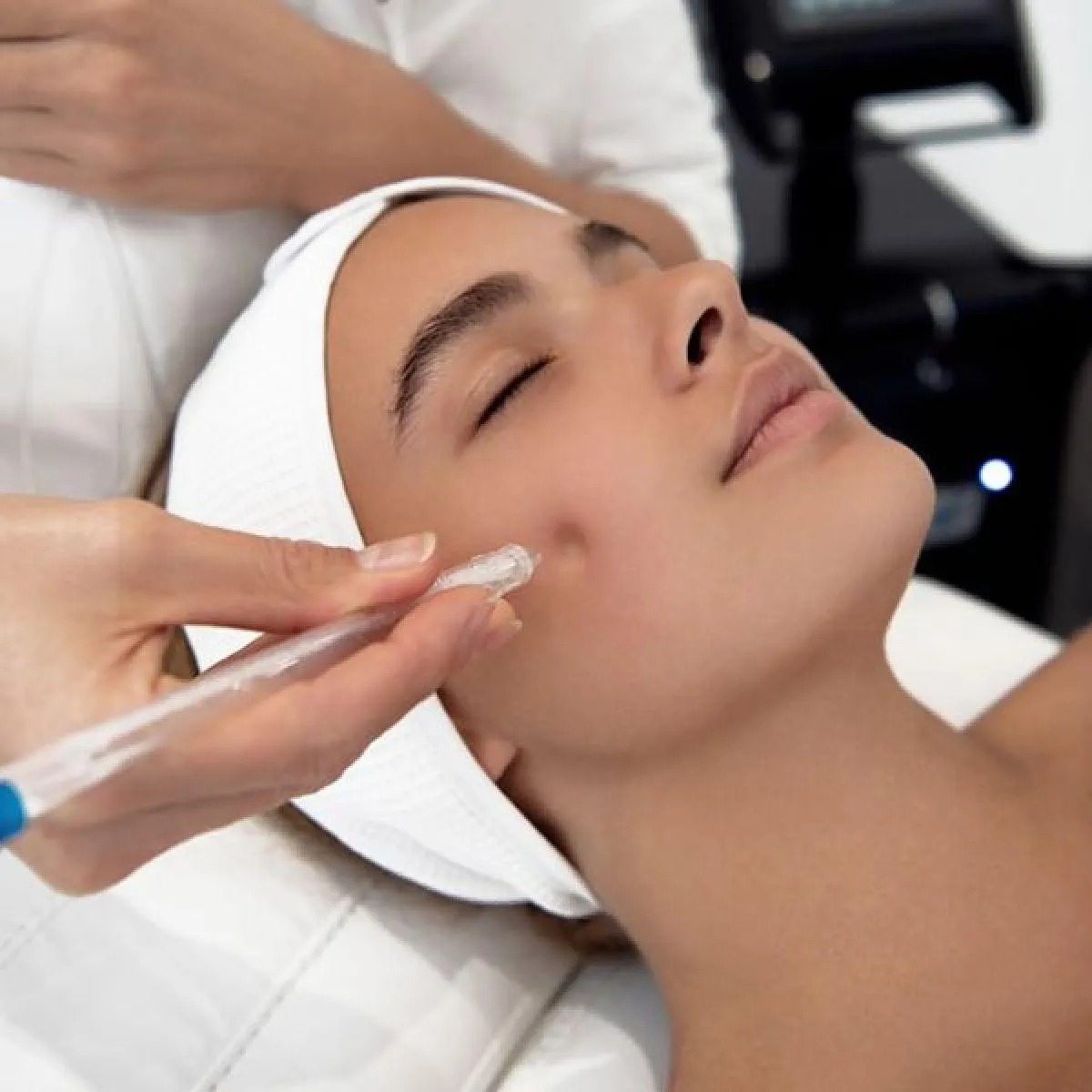 Séance de traitement JetPeel - application du jet sur le visage du client