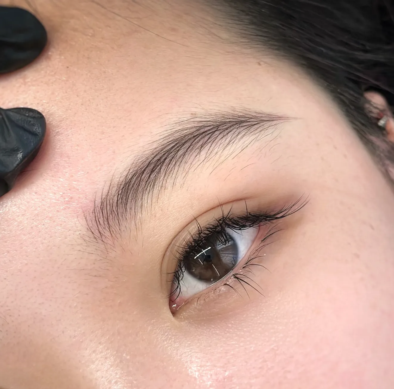 Résultat professionnel de maquillage permanent des sourcils - technique microblading naturelle
